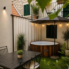 Quiet Oasis in the Heart of Old Town- two kitchen,3bath，位于斯普利特的酒店