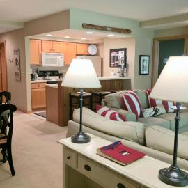 2BR ski-in/ski-out condo with fireplace, patio, and full kitchen，位于哈伯斯普林斯的酒店