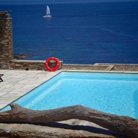 Kea Seascape Villa - a Cycladic Seaside Retreat，位于Grionísi的酒店