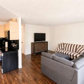 Mountain Views - Ocean Glimpses - Near Victoria - 2BR suite