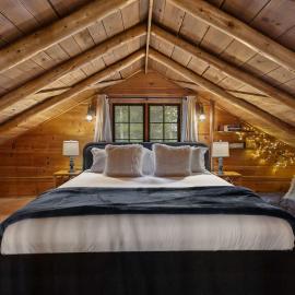Cozy Updated Cabin w Barrel Sauna EV Charger，位于布莱克霍克的酒店