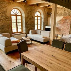 Edle Galeriewohnung mit Kamin, Whirlwanne & Massagesessel - Für Kurzentschlossene，位于Großharthau的酒店