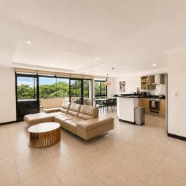 CR MARIPOSA RENTALS Luxury 2-Story Penthouse with Private Jacuzzi，位于Río Oro的酒店