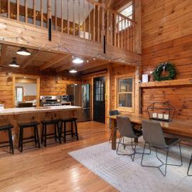 Lakes & Leisure! Spacious Berkshire Getaway，位于Becket的酒店
