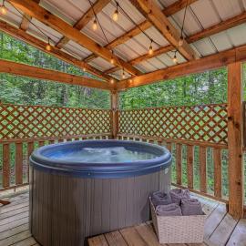 Cabin Near Cades Cove with Hot Tub & Arcade，位于汤森德的酒店