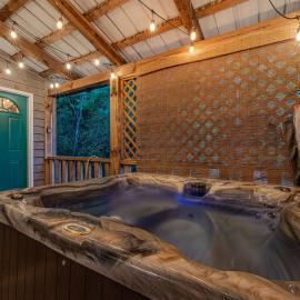 Hot Tub Cabin Near Cades Cove & Smokies，位于汤森德的酒店