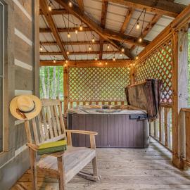 Hot Tub & Arcade Cabin Near Cades Cove，位于汤森德的酒店