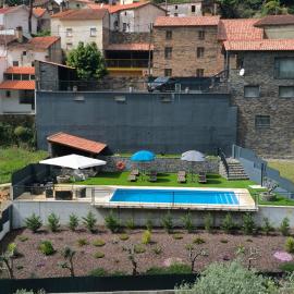 Casa Resineiro com Piscina, Garagem e Terraço，位于新普罗恩萨的酒店