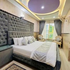 FAKHAR INTERNATIONAL HOTEL! ONE minute walk From MALL ROAD MURREE l Hot Water l Backup Light l Covered Car Parking l，位于穆里的酒店
