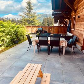 Chalet de charme aux Paccots en famille !，位于沙泰勒圣但尼的酒店