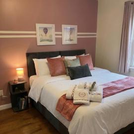 Spacious 6 BR-3 Baths-EV Charger and Free Parking-CV22-Warwickshire-Groups-Families-Contractors-Pets Welcome-By The Home Makers Hub，位于拉格比的酒店
