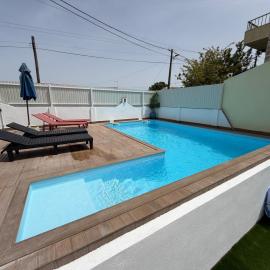 Moradia com escada, Jardim e piscina, 3Kms Praia，位于阿尔马达的酒店