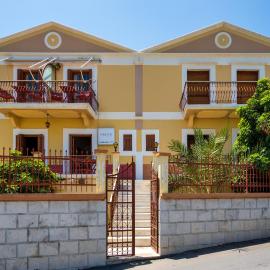Pinotsi Rooms Village Symi，位于锡米的酒店