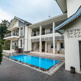Wisma Nirwana Tretes near Cimory Prigen，位于Prigen的酒店