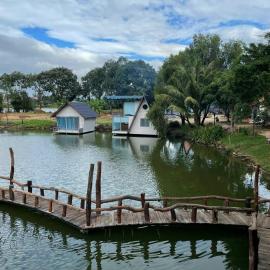 Homestay Hồ Sen，位于Phú Ðức的酒店