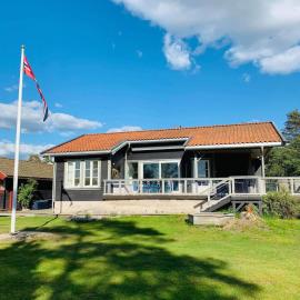 Great cabin near the sea, very child friendly plot，位于萨普斯堡的酒店