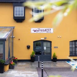 Tigh Mary Donals Bar & Rooms at Whitegates，位于基拉尼的酒店