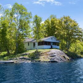 Golden Sunset Retreat with Canoe, Fire Pit & Views，位于McDougall的酒店