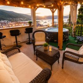 Panoramic view with jacuzzi，位于维斯的酒店