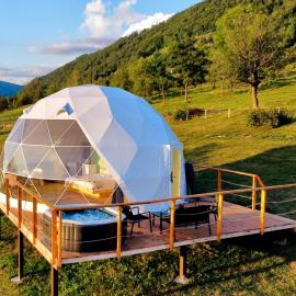 Starry Dome - Manta's Retreat Glamping Cornereva，位于Cornereva的酒店