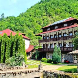 Etno Selo VRELO & Camping，位于贝拉内的酒店