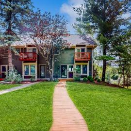 Snug 4BR Townhouse - SKI IN SKI OUT - McHenry，位于麦克亨利的酒店