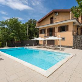 Villa Sara sull'etna con Piscina，位于维亚格兰德的酒店