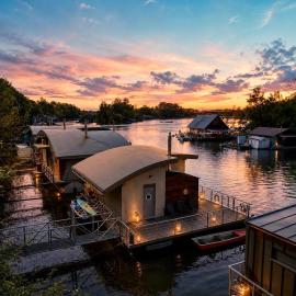 Sunset view Housboat with sundeck,AC&Heating，位于布拉迪斯拉发的酒店