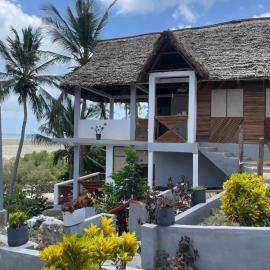 Beach Bungalows&sea view villa，位于Utende的酒店