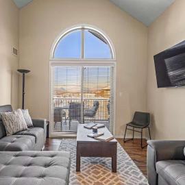 Ridgeview Retreat 2BR Den with Hot Tub Sleeps 7，位于因弗米尔的酒店