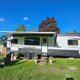 Cozy Camper，位于Newfield的酒店