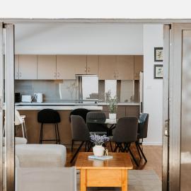 Bluff Point Coastal Townhouse - 3 Bedrooms - Sleeps 6 - Double Garage，位于Bluff Point的酒店