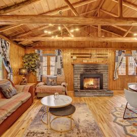Beartop Lodge Cozy Rustic Cabin Fire Pit，位于Blakeslee的酒店