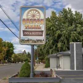 Oregon Trail Inn and Suites，位于莱克维尤的酒店