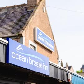 Ocean Breeze Inn，位于艾茅斯的酒店
