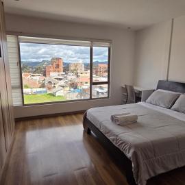 Enorme casa moderna de lujo, 4 camas, junto al hotel Oro verde, 2 garajes electricos，位于昆卡的酒店