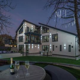 Durham Mansion Retreat Pool, Hot Tub, Cinema, Spa, Sleeps 20，位于杜伦的酒店