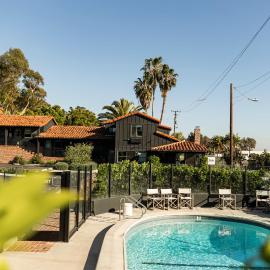 Woods Cove Inn，位于拉古纳海滩的酒店