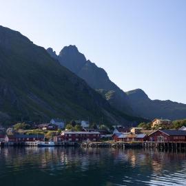 Gammelbanken Seaview Suites - Modern Apartments with Sea View, Lofoten，位于巴尔斯塔的酒店