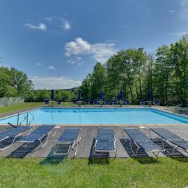 Hike, Bike & Ski! Condo Steps to Mount Snow Resort，位于西多佛的酒店