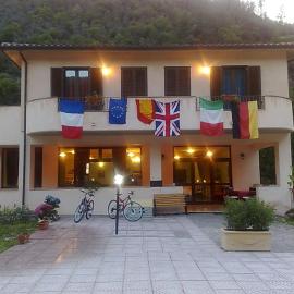 Hotel Ristorante Pizzeria Umbria，位于Vallo di Nera的酒店