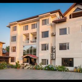 Hotel golden bees gym & spa，位于斯利那加的酒店