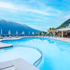 Hotel San Pietro，位于利莫内-苏尔加达的酒店