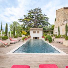Boutique Hôtel La Villa Montesquieu & sa piscine，位于Laudun的酒店