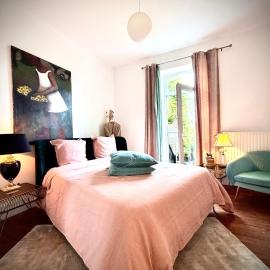 Maison VCB Ciney - Hôtel Particulier de 1820, Cœur de Ville, Parc & Parking Privé，位于西内的酒店