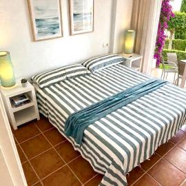 Beautiful Poolside Garden Apartment Spirit A95，位于莫哈卡尔的酒店