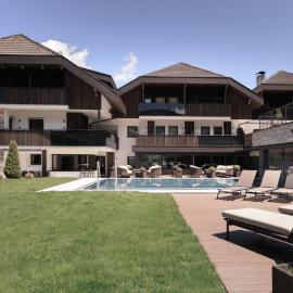Aparthotel Familiaris - Family Apartments - Pools & Spa in Dolomites，位于瓦尔道拉的酒店