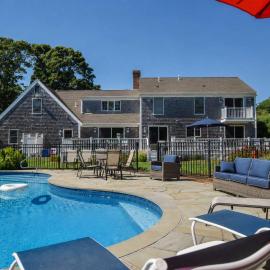 Beautiful Spacious Family Retreat w Pool，位于伊斯特姆的酒店