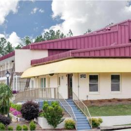 A Red Dot Inn Milledgeville，位于米利奇维尔的酒店