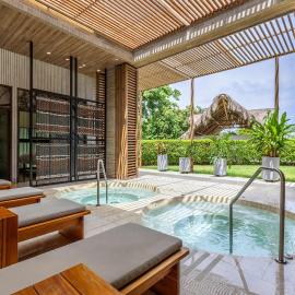 Luxe 2-BR Ocean-View Apartment with Pool Gym & Spa，位于巴尔的酒店